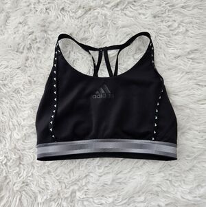 Adidas Strappy Sports Bra. No size tag. Fits like a medium. Good preowned condit